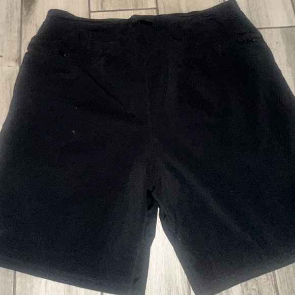 Mens used Fabletics shorts size L larg Pre own items are as is any defects - Picture 3 of 3